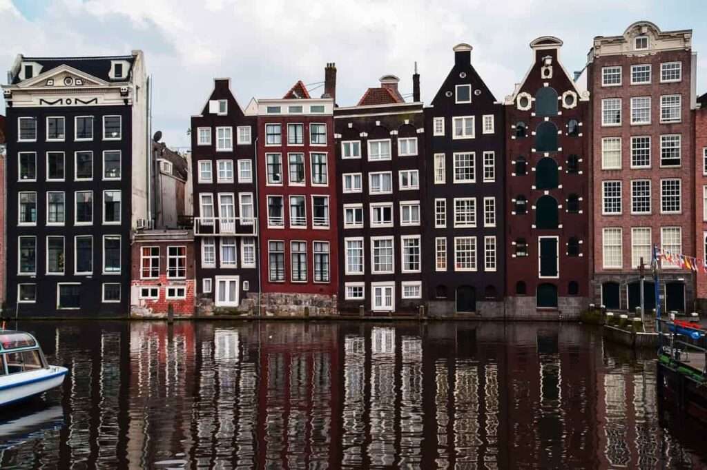 السياحة في امستردام في الصيف للعوائل والعرسان